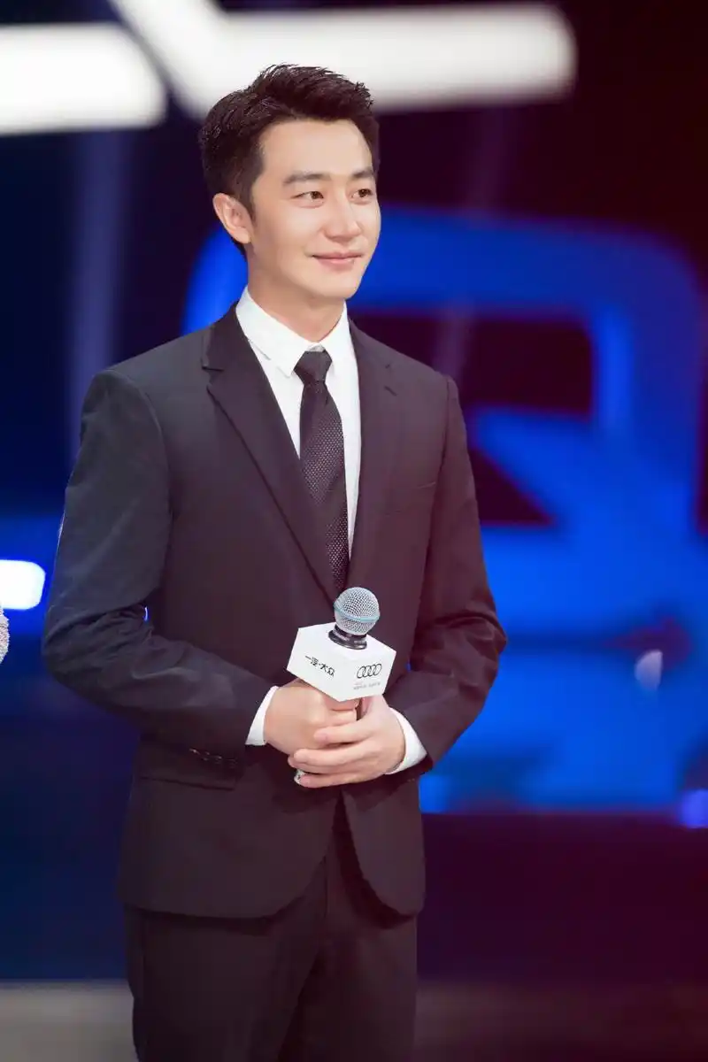 黄轩图片 黄轩奥迪全新q5l帅气活动照图片_明星_美桌网