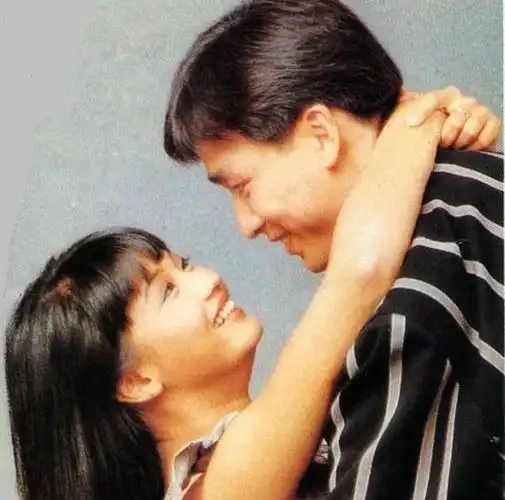 她是原配妻子,和老公恩爱30年,53岁老公还很帅,她乐开了花