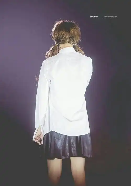 楼里说的oversize白衬衫背影