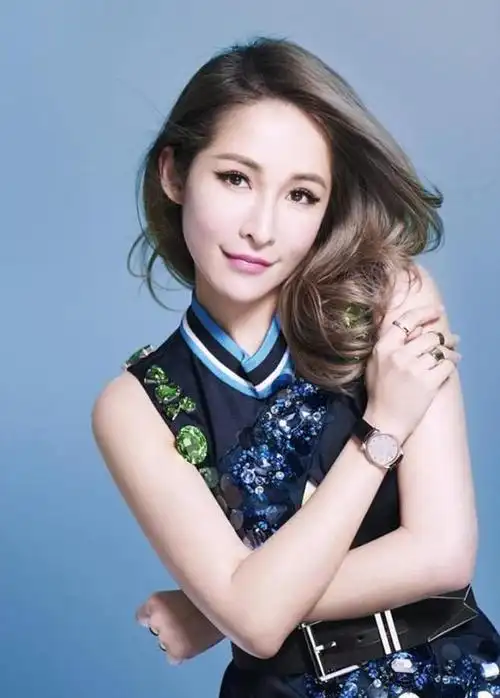 萧亚轩:17岁已是"人间辣妹",20年换17任,如今事业焕发第二春