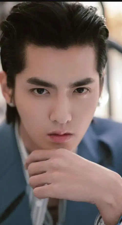 吴亦凡珍贵怼脸照还不保存?_腾讯新闻