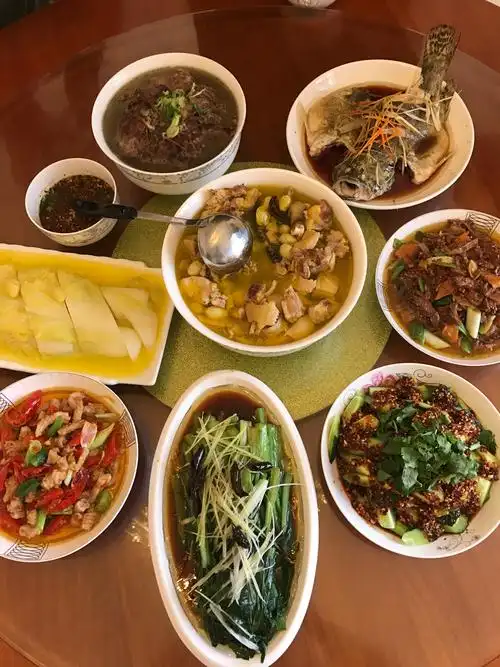 是春节习俗之一,又称年晚饭,团年饭,团圆饭等,特指年尾除夕的阖家聚餐