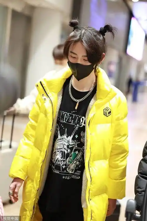 小鬼王琳凯哪吒头造型亮相机场扎俩丸子头超可爱