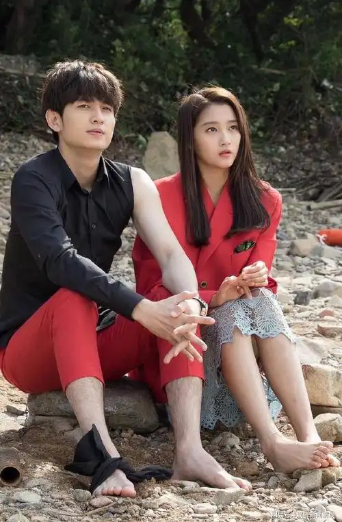 关晓彤马可极光之恋剧照花絮马克漏出来的胳膊好白