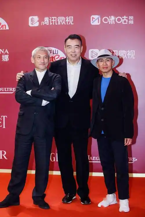 津湖》剧组也备受瞩目,总制片人,总监制及编剧黄建新,导演陈凯歌,徐克