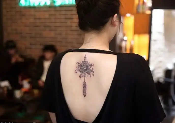 莲花纹身图片_背部纹身图案