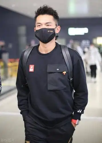 林丹一袭黑色穿搭现身机场双手插兜依旧帅气十足