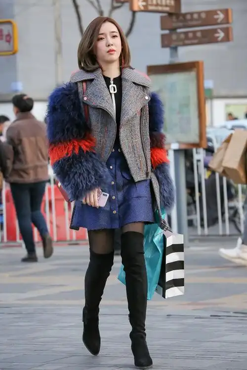 街拍皮草蓝裙过膝靴的搭配让姑娘的星相更加迷人有魅力