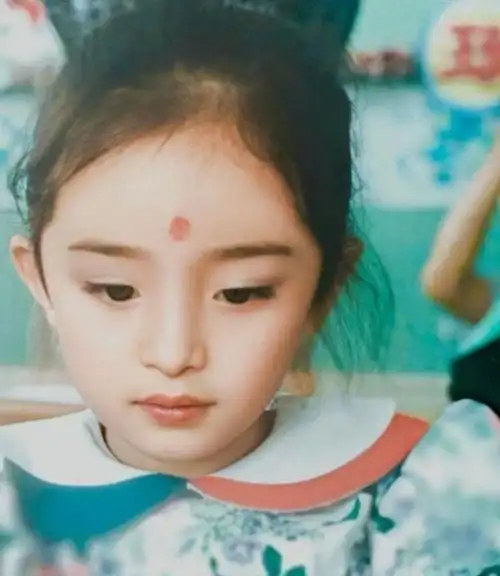 杨幂女儿脸照公开小糯米长出超模脸完美继承妈妈基因