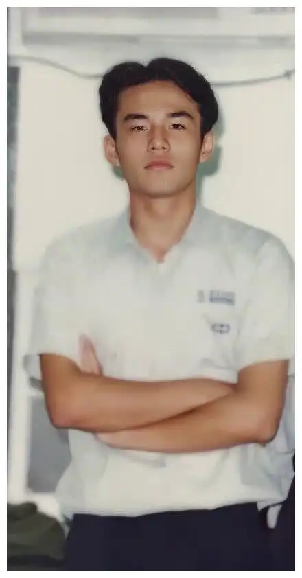 在2月27日,网上曝光了一组周杰伦的旧照片,那时的他与现