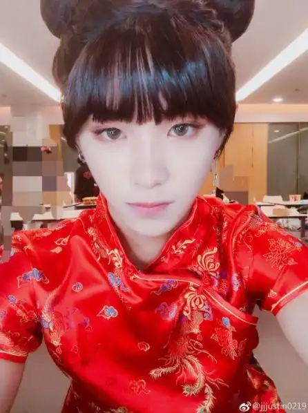 黄明昊justin晒女装照尤长靖范丞丞秒回程潇我以为是我自己