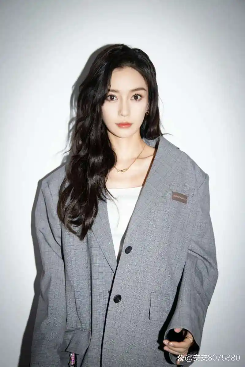 1,杨迪现在选女朋友特别慎重,就是想要那种不爱慕他财产,只是单纯欣赏