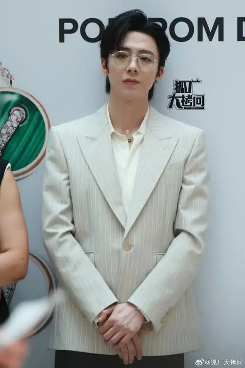 刘宇宁条纹西装眼镜造型##刘宇宁单侧耳钉##刘宇宁最新线下活动人气