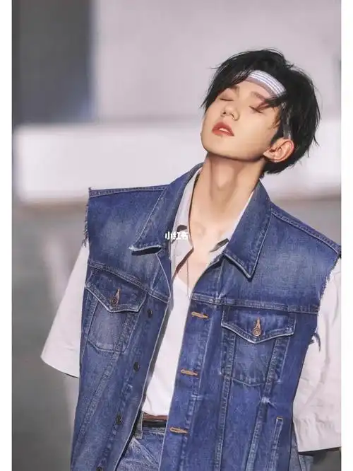 宝藏男孩王源  分享一组喜欢的图 第一张的喉结我只想说嘶哈嘶哈