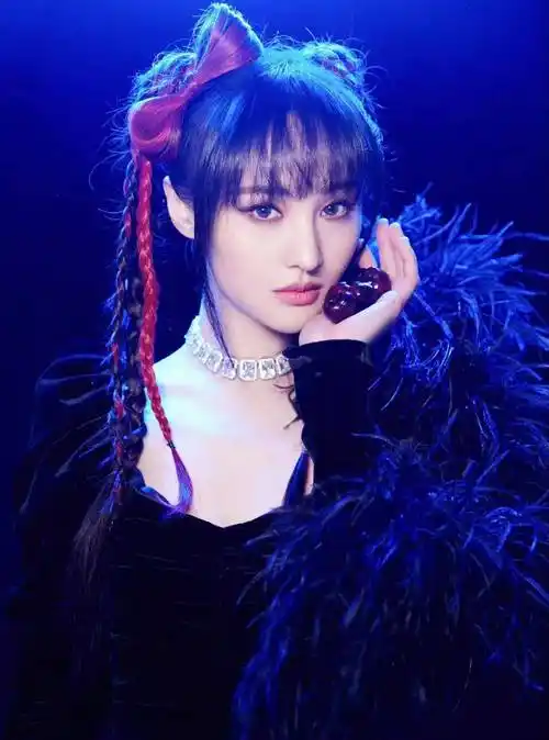 原创郑爽疑整容改头换脸嘴巴歪了眼神凶狠引热议已无财产可执行