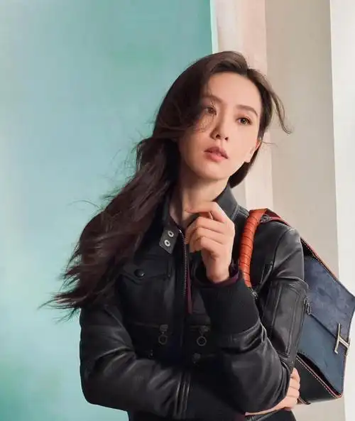 刘诗诗卷发披肩太有魅力黑色皮衣搭千鸟格长裤摩登又带范儿