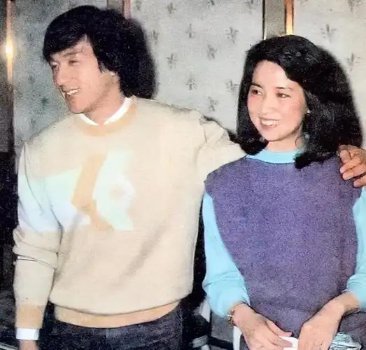 68岁成龙一家罕见一同露脸,70岁林凤娇站中间优雅端庄,她将成龙拿捏住