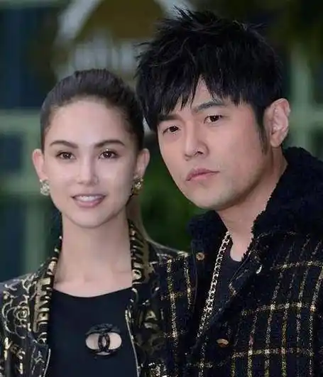 周杰伦晒儿子照片,4岁罗密欧背影酷,被爸爸夸赞阳光男孩_妻子_宝宝