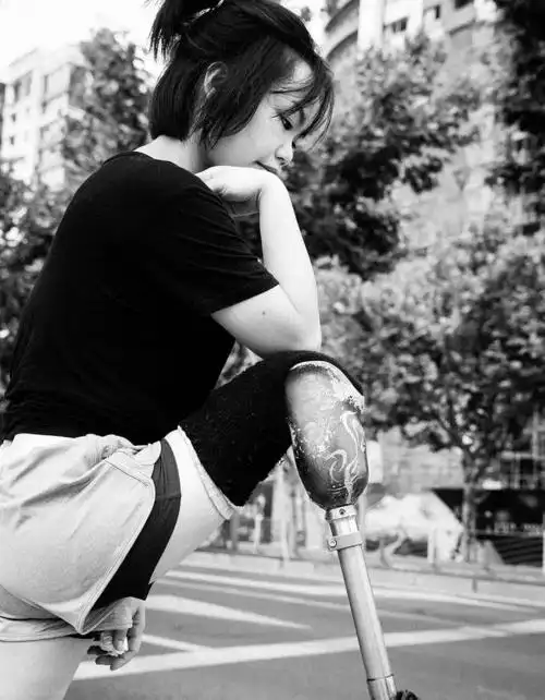 95后独腿女孩我就要把假肢露出来游泳健身穿短裙