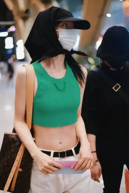 金晨现身机场,穿露脐装超性感,身上疑似多了一处新刺青_电影_网友