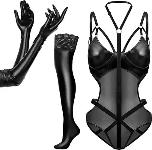 look 内衣套装包括挂脖剪裁紧身连衣裤,过膝长袜带蕾丝和闪亮长手套