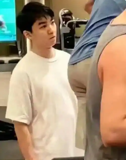 蔡徐坤出镜丑照曝光,高晓松神韵尽显?_王俊凯_丑图_照片