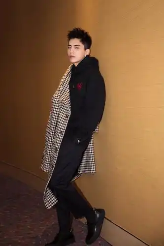 王大陆出席ami亚洲首秀 水晶卫衣凸显气质