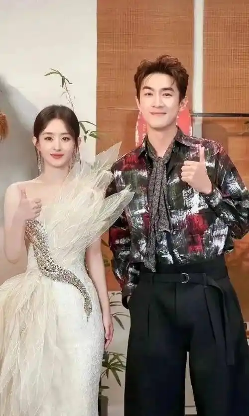 赵丽颖频繁辟谣新恋情,林更新疑隔空再度表白,个性穿搭引争议