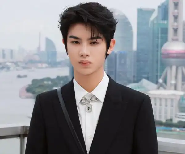 黄明昊活动生图曝光离开七级精修后确定是男团出道的