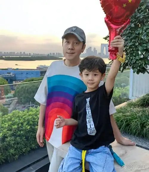 蔡国庆:首次晒出自己和小儿子的合影,次子比长子还要帅很多很多