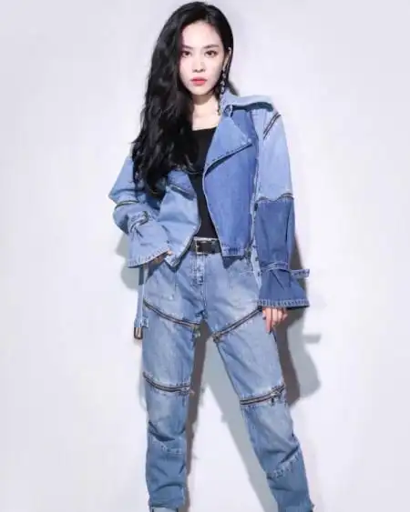 王霏霏的牛仔裤太好看了,就是出门太费时间,拉链就要拉5次!