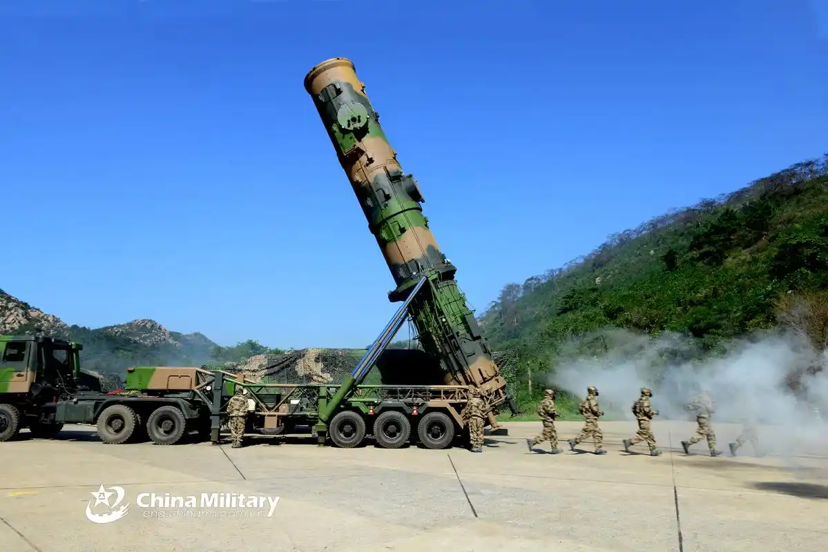 soldierserectdf21amediumrangeballisticmissilesystem