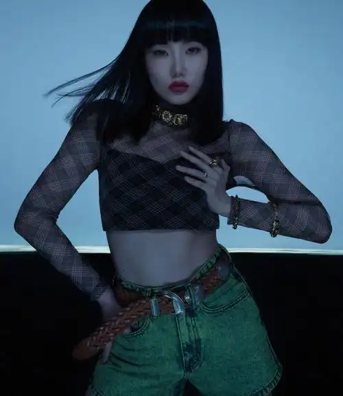 整体的设计以及搭配都非常的性感,很好地展现了黄龄的整体的身材线条