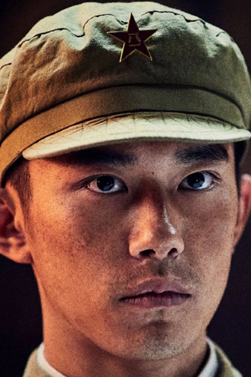 易烊千玺新剧海报纯素颜出镜眼神超有戏穿军装硬汉范儿十足