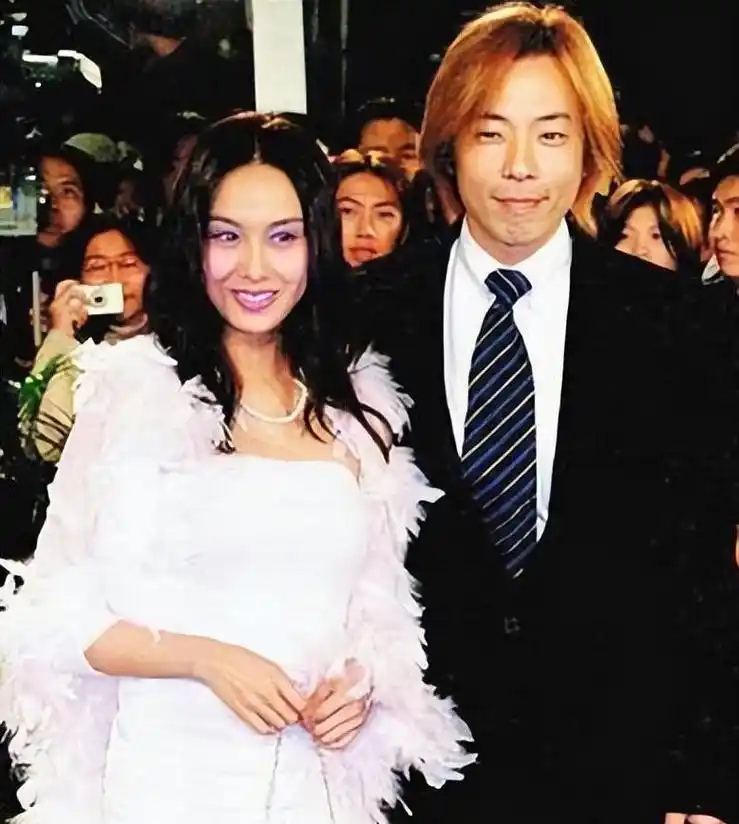 下嫁黄贯中,产后1年遭公公欺负,49岁的朱茵真的幸福吗?