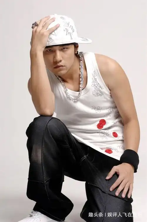 周杰伦最经典的早期照片80后总能找到一张说点什么都是回忆