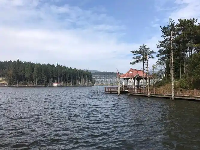 下山经过美丽的月亮湖.