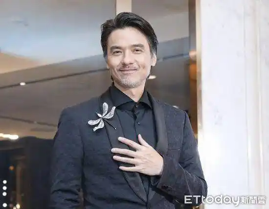 冯德伦笑称舒淇生日时「有啾一下」.