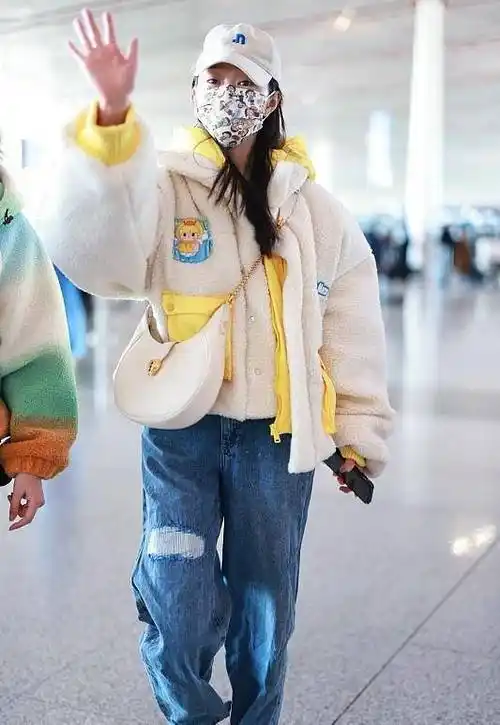 宋轶走机场穿着真"少女",白黄双色羊羔毛外套秀出个性