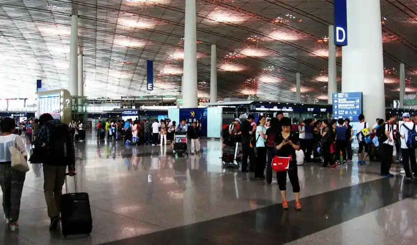 首都机场候机楼一瞥.