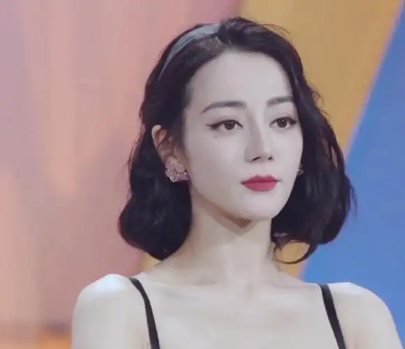 迪丽热巴《你是我的荣耀》见面会迪丽热巴复古短发搭配公主纱裙好美