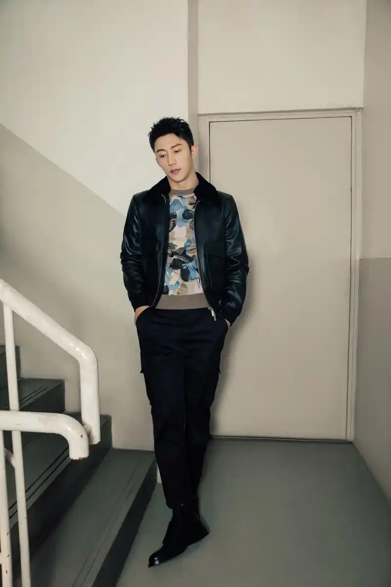 黄景瑜亮相dior迪奥二零二零早春成衣发布暨圣诞点灯仪式.