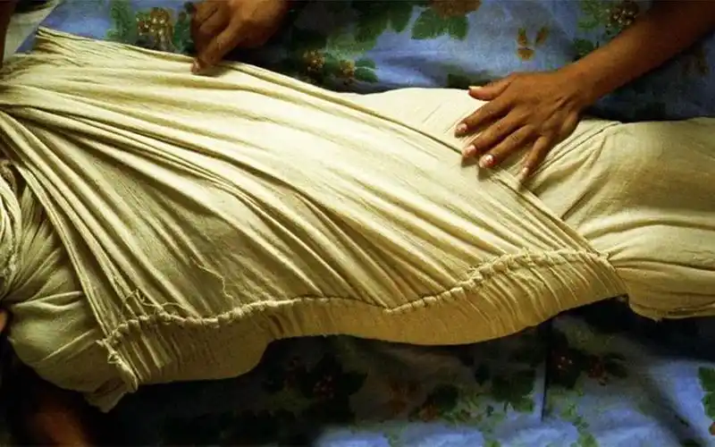 柏林电影节获奖电影,女孩竟将母亲裹成木乃伊,真相太过愚昧无知