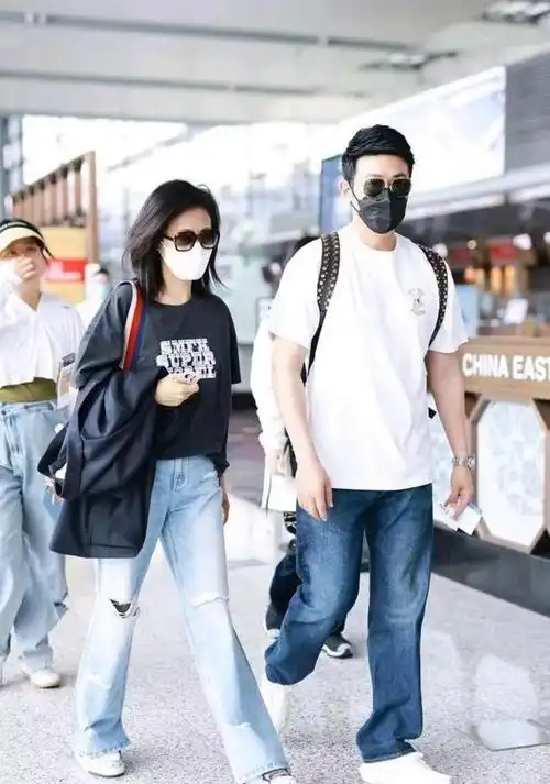 陆毅与老婆鲍蕾海边度假,女的穿搭时髦显年轻,反衬男方略显油腻