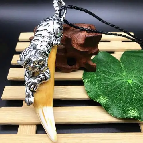 精美仿古做旧骨雕牙雕挂件白铜老虎头镶牙齿吊坠挂饰厂家直销