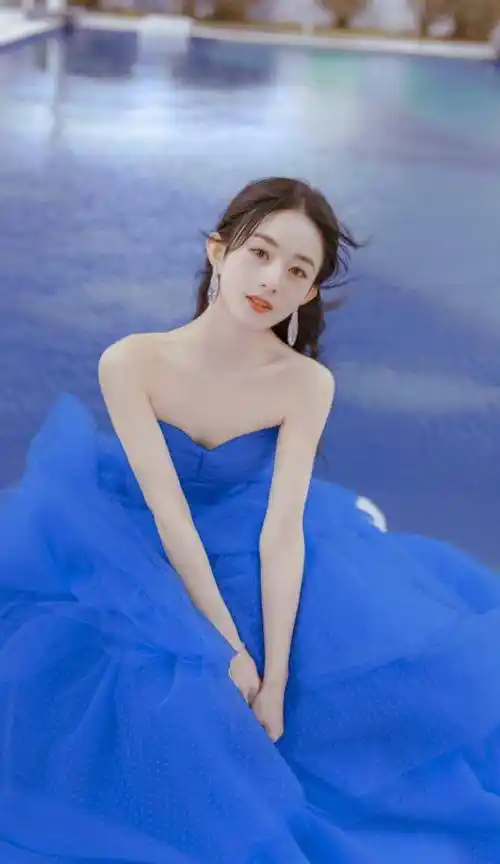 赵丽颖当真是颜值与实力并存的女星!一身蓝色长裙,更是惊艳众人