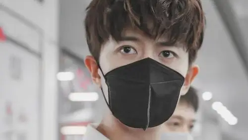 古装男神任嘉伦那口罩无法掩盖的眉眼,十分适合演绎医护角色