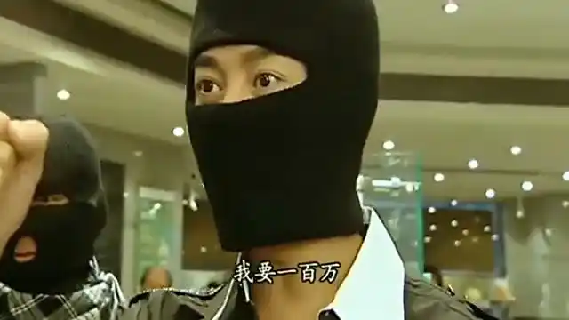 霸气劫匪!一个人一块石头一把枪