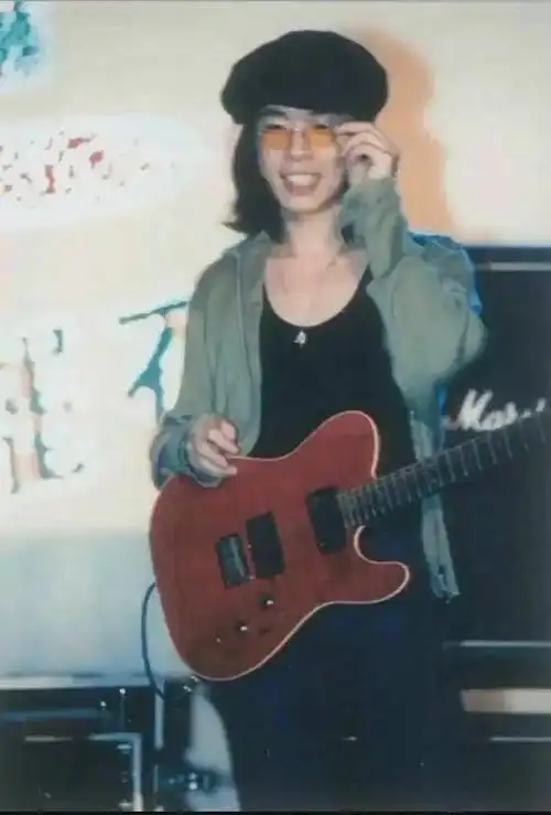 黄贯中弹奏福利引回忆杀早年状态青涩又帅气中分发型是精髓