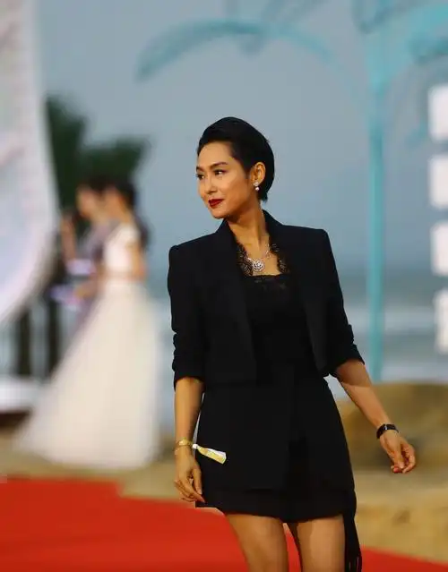 52岁朱茵现状曝光:住深山残屋,开97年旧车,活成了娱乐圈李子柒